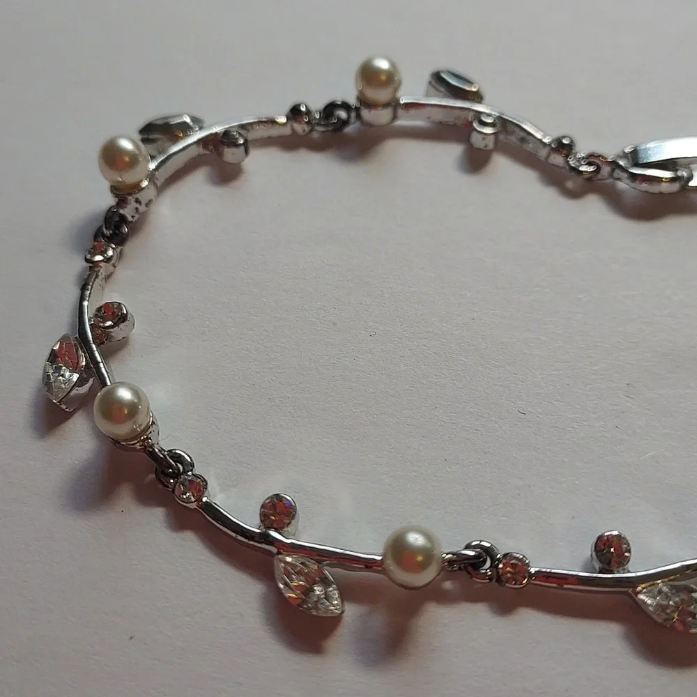 Silver, Pearl, And Rhinestone Necklace leaf pattern short necklace Vintage